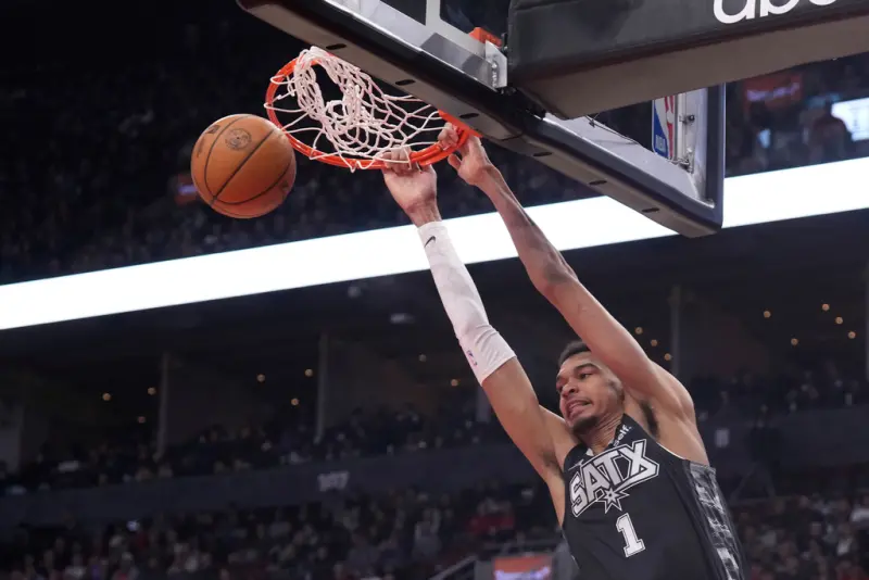 文班亞馬Wembanyama靜守籃下!NBA新秀化身封鎖利器,阻擋灰熊3打1快攻!