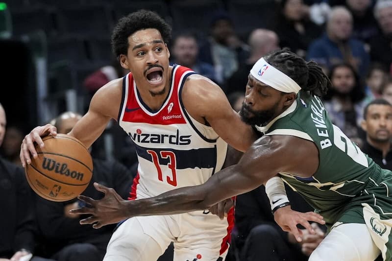 NBA糗事再现!Jordan Poole滑倒成焦点,球迷:笑翻了!