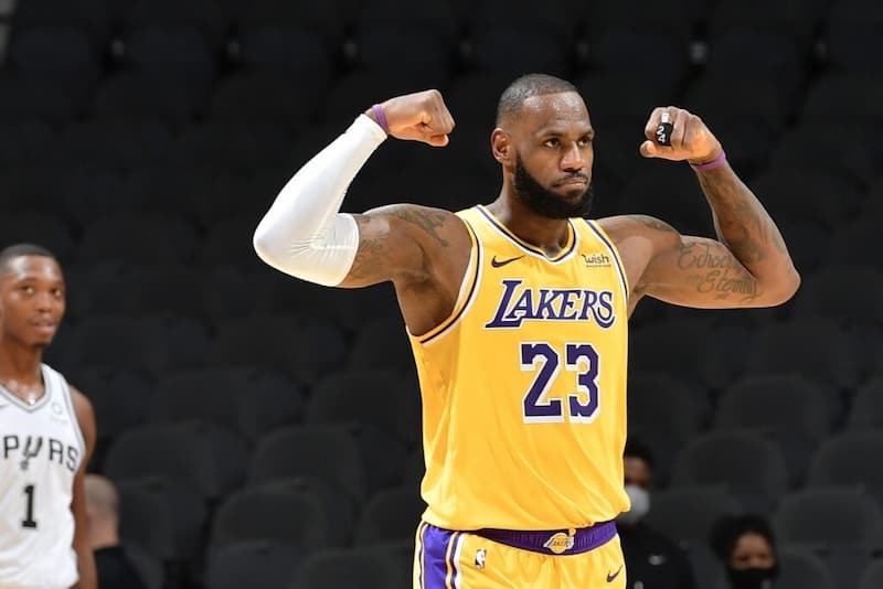 NBA/詹姆士無視KCP硬扯,強勢完成2+1,39歲全力詹誰也擋不住!