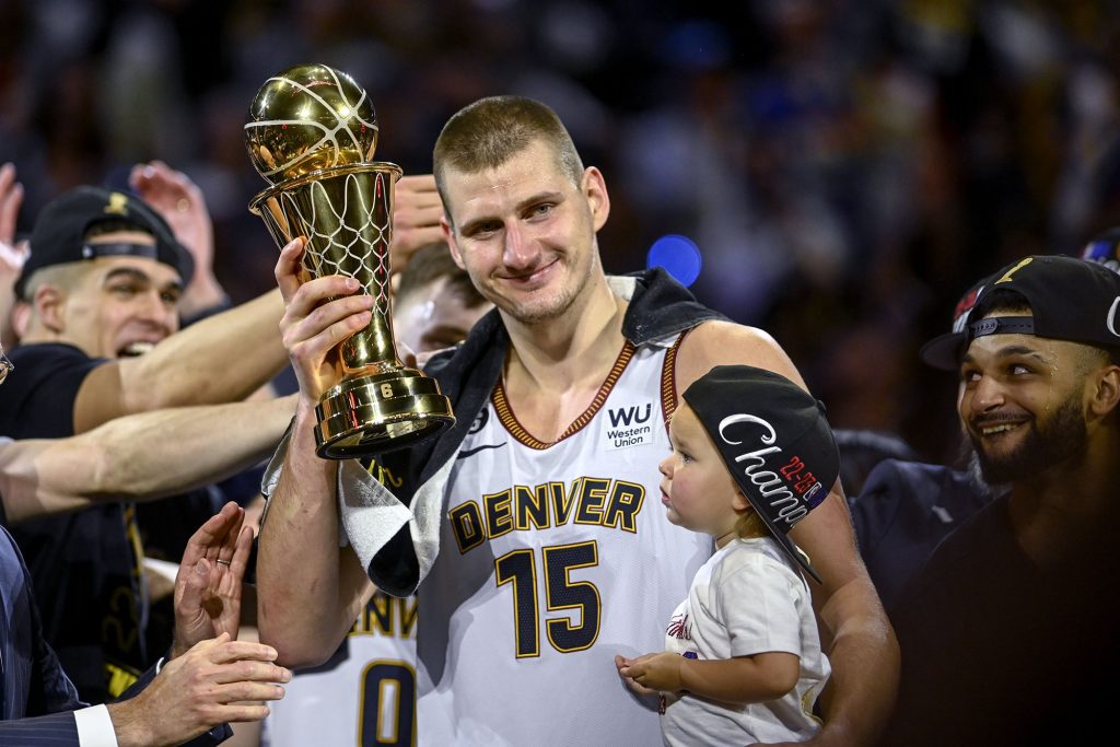 NBA/「MVP三度封王!」Jokic得獎當下反應讓球迷傻眼