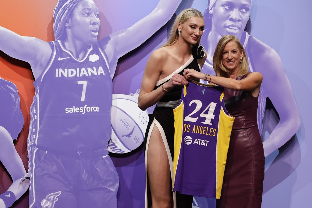 Curry 的妹妹 Cameron Brink 在 WNBA 的首秀中展現火辣造型,球場之外也是模特兒!